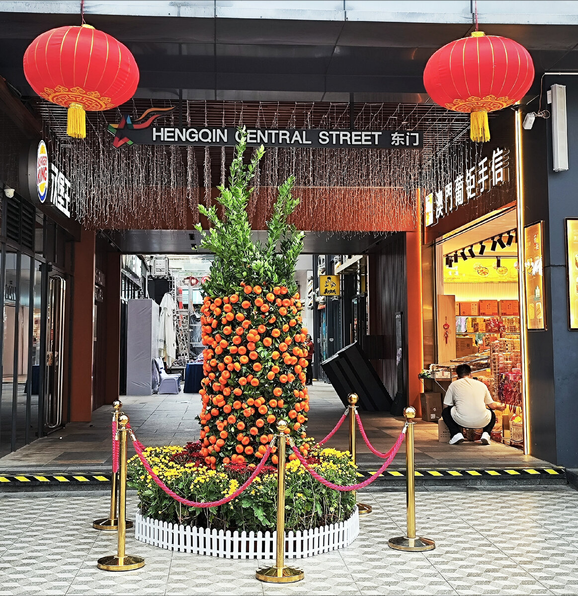 Новогоднее мандариновое дерево и красные фонари - традиционные украшения в Китае на Китайский Новый год