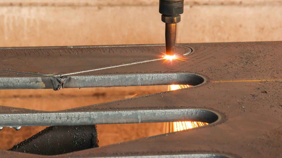 Cutting steel. Плазменная резка металла. Лазерный раскрой металла. Резка отверстий в металле. Газовая резка металла.