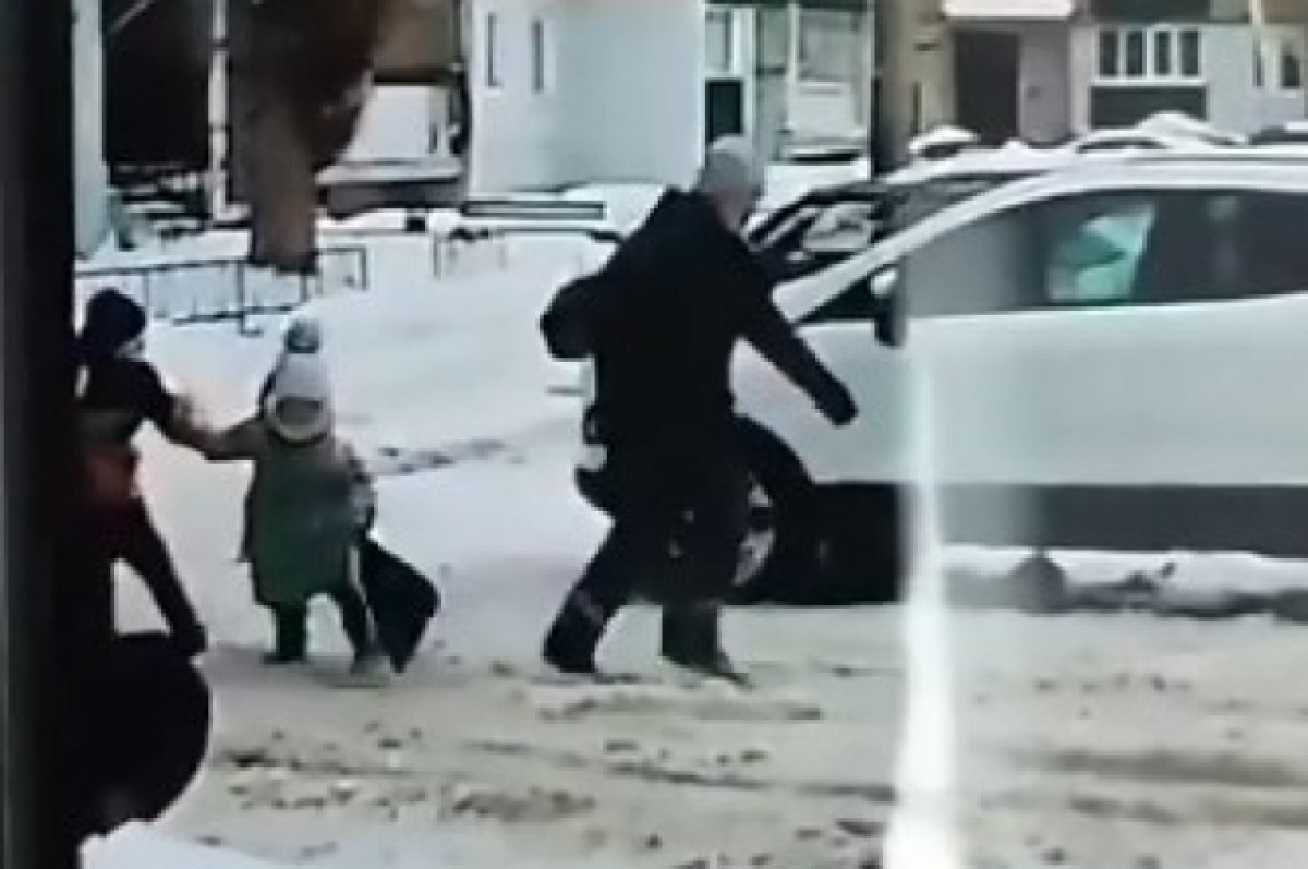 Брат и сестра близнецы. Арень и девушка щрущья. Мальчик и девочка любовь. Мальчик обнимает девочку. Счастливые мальчик и девочка.