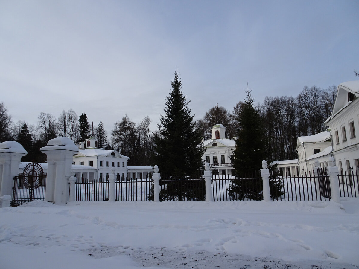 Главные здания усадьбы Середниково