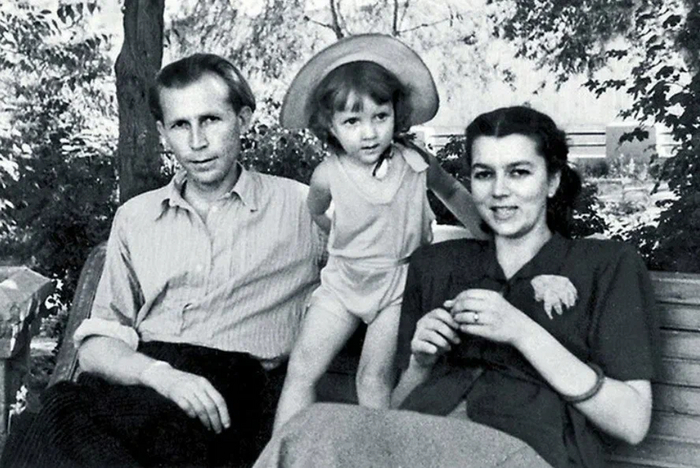 И. Лапиков, дочь Елена, жена Юоия. Середина 1950-х