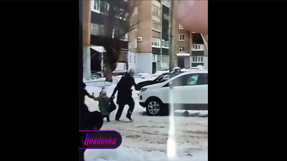 Человек с закрытыми ушами. Плачущая женщина. Лицо закрытое ладонями. Уходит с чемоданом. Как закрыть девушку.