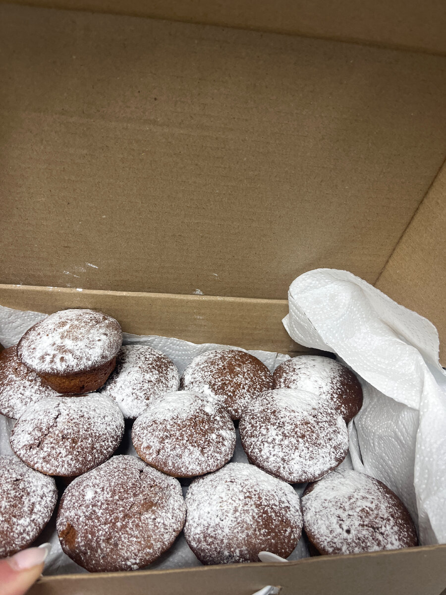 Украсить торт сахарной пудрой. Булочка посыпанная сахарной пудрой. Сахарная пудра. Сахарная пудра насыпана. Как посыпать сахарной пудрой.