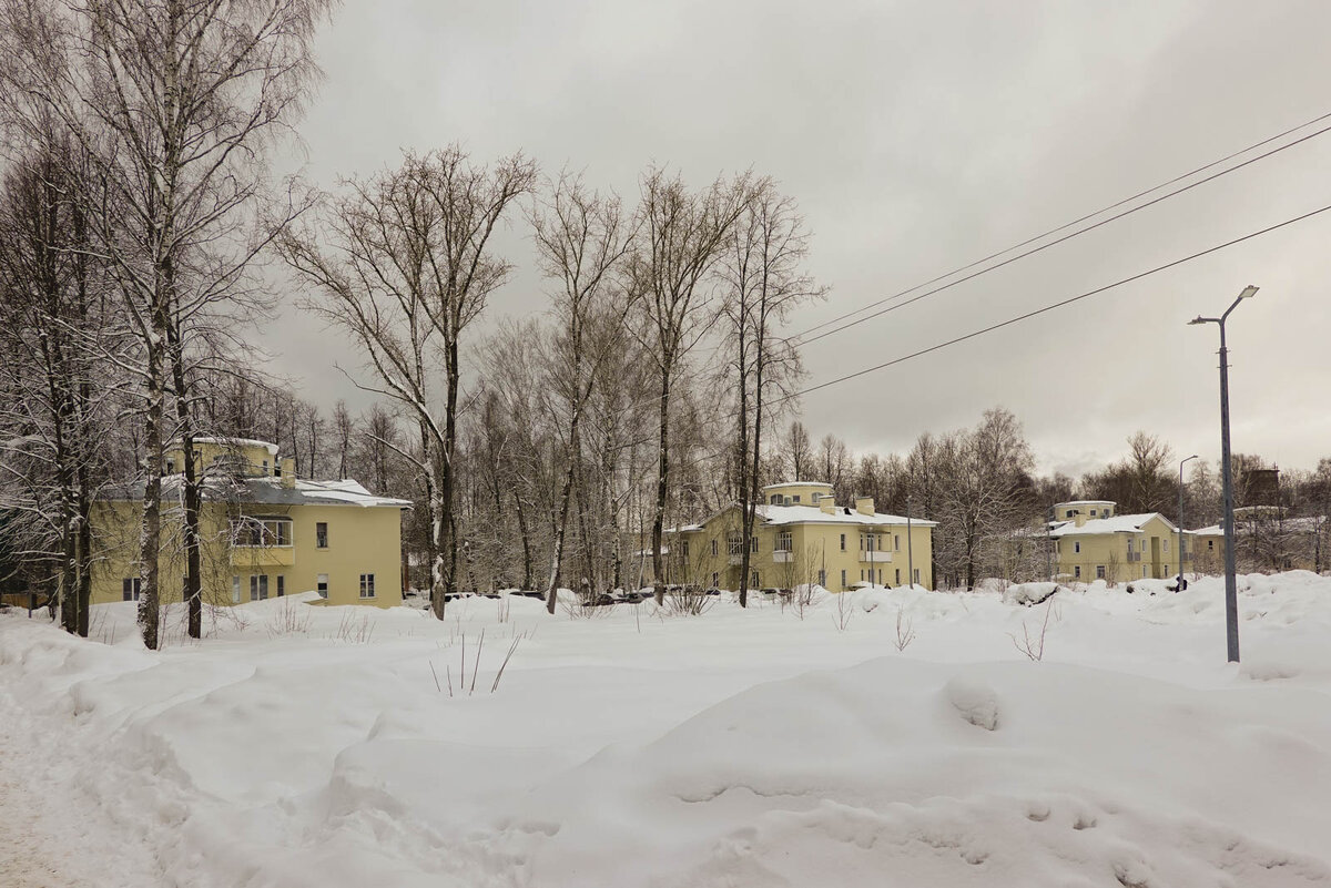 от поселка до города 27 км. путь от села к городу идет сначала горизонтально а затем в гору. задачи на расстояние. задачи на движение по круговой трассе. запись условия к задаче от станции до посёлка.