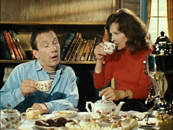 У  меня один знакомый, тоже учёный...- у него три класса образования. Так  он десятку за полчаса так нарисует - не отличить от настоящей!  _____/Кадр из фильма Александра Серого "Джентельмены удачи", СССР, 1971  г.