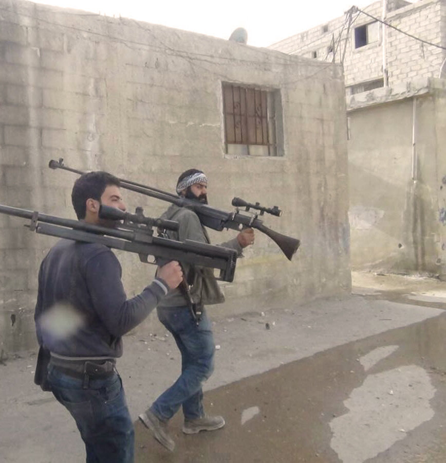 Сирия. Один из бойцов вооружен ПТРС с оптикой на каком-то самодельном кронштейне