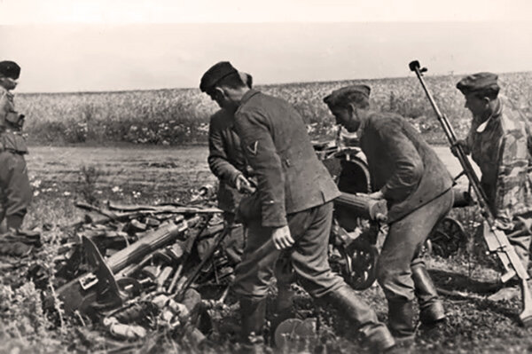 Трофейная команда вермахта за работой. Крайний справа солдат держит в руках ПТРС