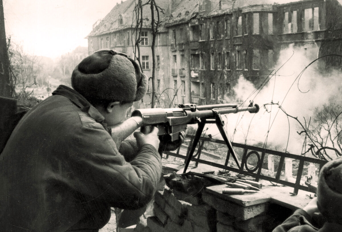 1944 год. Советский боец ведет огонь из ПТРС-41 по противнику засевшему в здании