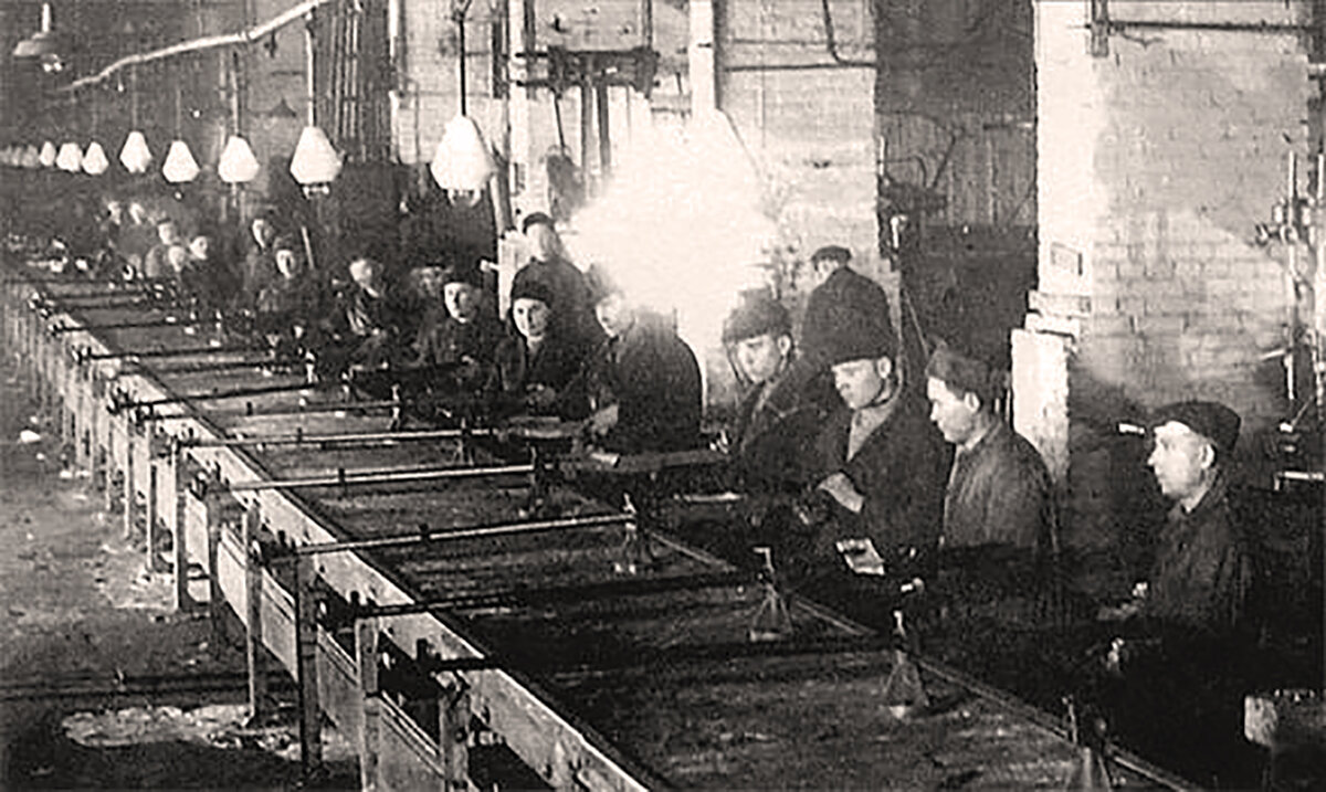 Сборка ПТРС на заводе №614 в Саратове, 1944 год.