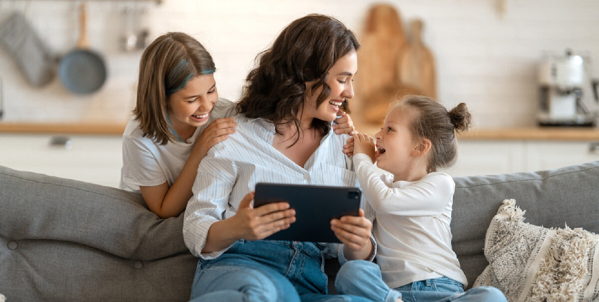 Задача родителей – не ограничить доступ к сети, а научить простым правилам поведения. Тогда нахождение детей в онлайн-пространстве будет максимально полезным и безопасным.