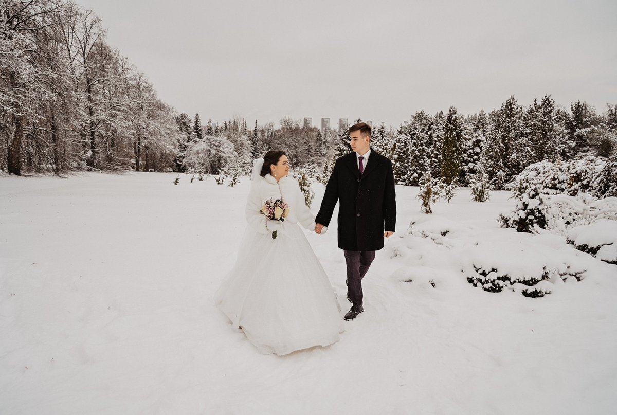 зима любовь. пару градусов. зимняя фотосессия в лесу. влюбленные в лесу зимой. влюбленная пара зимой.
