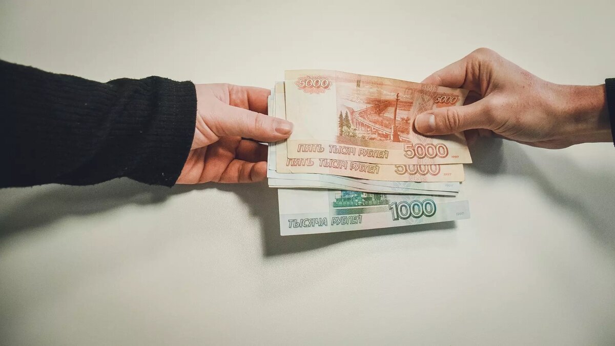     Мы привыкли, что основа бюджета России — доходы от нефти и газа. В феврале 2024 года нефтегазовые сверхдоходы составят почти 200 млрд рублей. Но «НИ» выяснили, что основной источник дохода — это люди. Рассказываем, как за растущую казну платят обычные россияне.