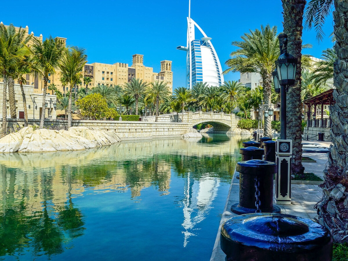 Burj Al Arab называют «Парус» из-за архитектурных особенностей. Источник: evenfh / shutterstock.com