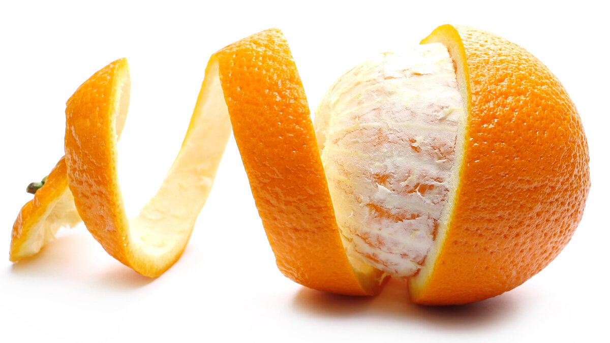 Апельсиновая кожура. Апельсин. Кожура апельсина. Апельсиновая корка. Апельсин на белом фоне.