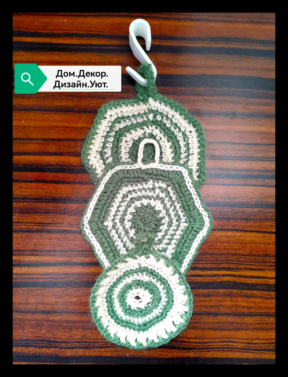 Я купила пластмассовый крючок для подстаканников, который вешаю на металическую сетчатую корзинку для специй, и они всегда под рукой.