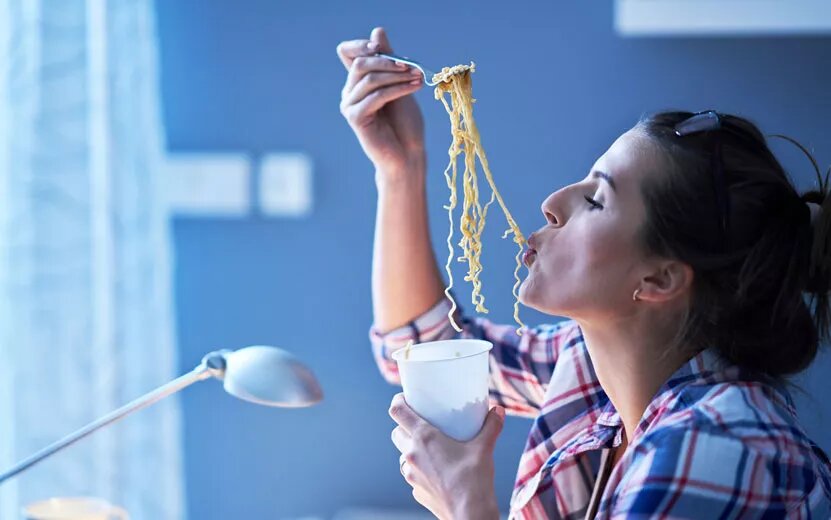    «Никогда больше не буду это есть!»: проверили слух о клещах в лапше быстрого приготовления