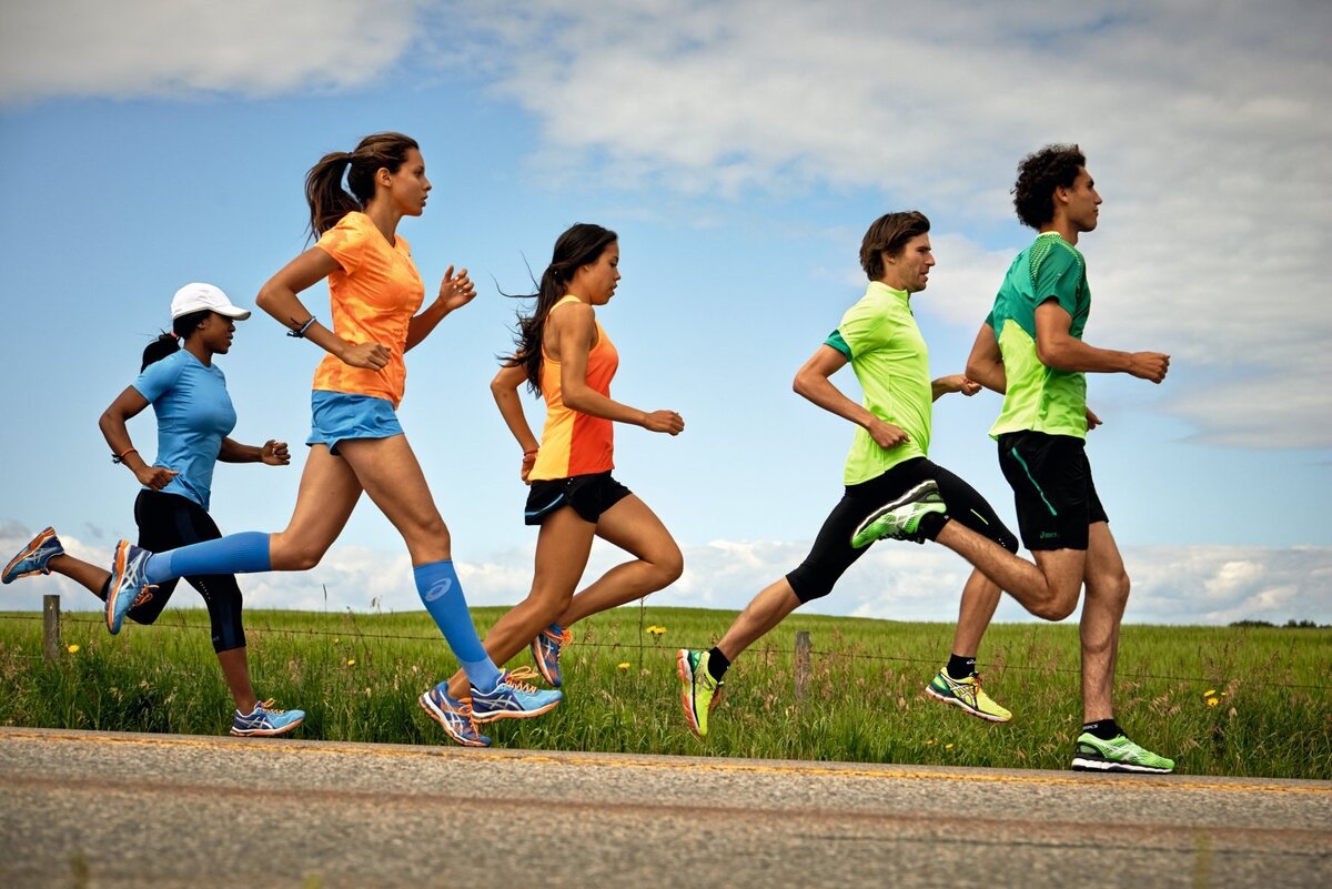 Бег 1 класс урок. Спорт бег. Спортивные люди. Бегущий человек. Занятие физкультурой и спортом.