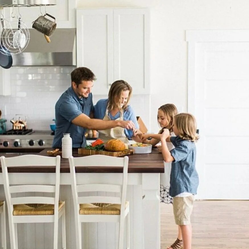 Момента в доме семьи. Счастливая семья на кухне. Семейная фотосессия на кухне. Фотосессия семьи на кухне. Дом семья на кухне.