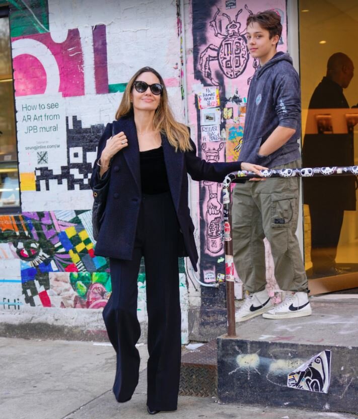 С сыном Ноксом от Б. Питта. Луна в натальной карте А. Джоли в Овне. Локация способствует как избыточной страстности в молодые годы (при поддержке Марса), так и способности воспитателя. Замечено, что  у многих женщин с Луной в Овне - инициативные и самостоятельные дети, которые становятся успешными чаще других. 