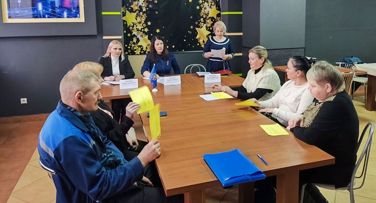 работники учреждения предприятия. менеджмент в строительстве. коллектив людей. работники учреждения предприятия. дружная команда.