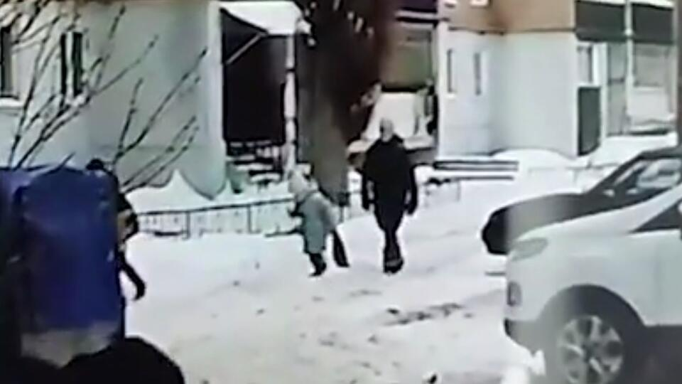 Брат и сестра молодой девочка. Старший и младший брат. Брат и сестра молодой девочка. Целует сестру. Старшая сестра и младший брат.