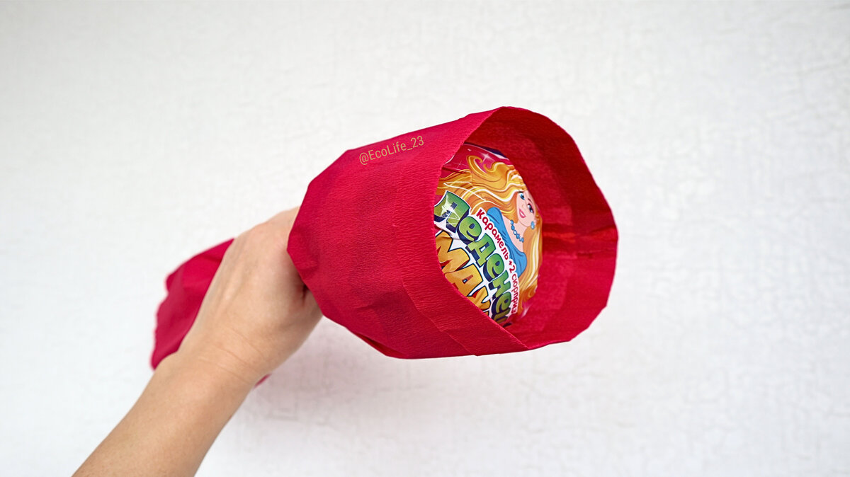 Букет из чупа чупсов. Букет из чупа чупсов. Цветок из бумаги и чупа чупса. Букет из чупа чупсов пион. Цветы из чупа чупсов и гофрированной бумаги.