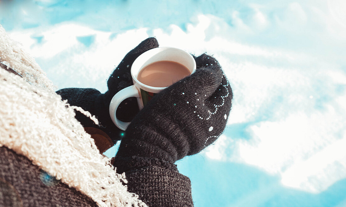 Где зимой сухо и тепло. Зимняя уличная теплая чаша. Заставка на рабочий стол зима кофе снег большие. Наш кофе греет. Женщина пьет горячий кофе в варежках реклама.