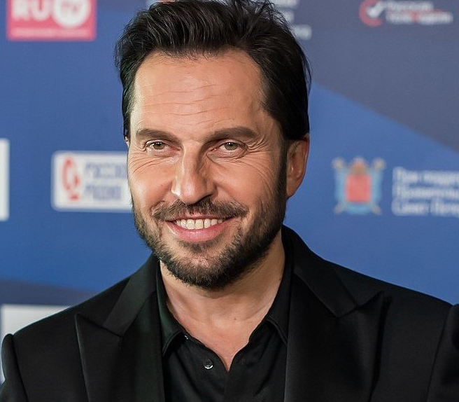 Александр Ревва тоже возвращается на телеэкраны вслед за Филиппом Киркоровым. Шоумен появится в проекте «Звезды» на НТВ, где выступит лидером одной из соревнующихся команд. 