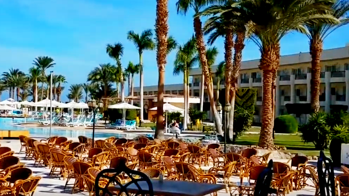 ветер с моря дует. с моря дул влажный ветер разобрать предложение. словосочетание с моря дул влажный ветер. окружавшая мгла осенней ночи вздрагивала и пугливо отодвигаясь. с моря дул влажный холодный.