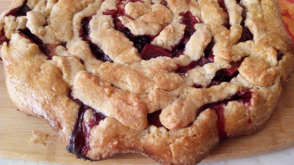 Начинка: замороженная вишня, черная смородина, клубника и яблоки. В общем все остатки, которые были в холодильнике.