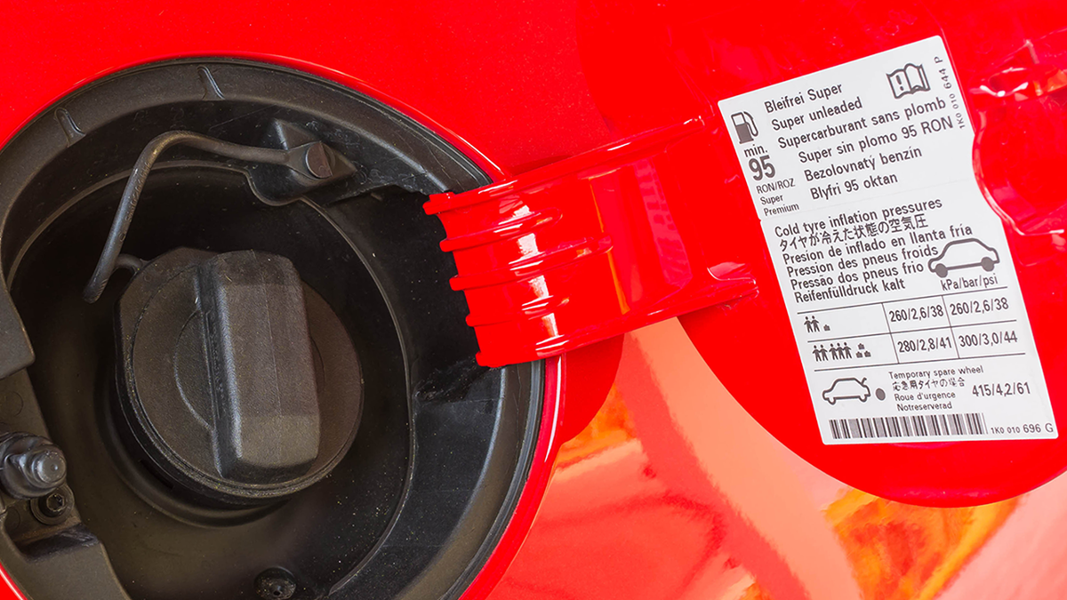 Бензобак. Источник изображения: pakornkrit / Shutterstock.com