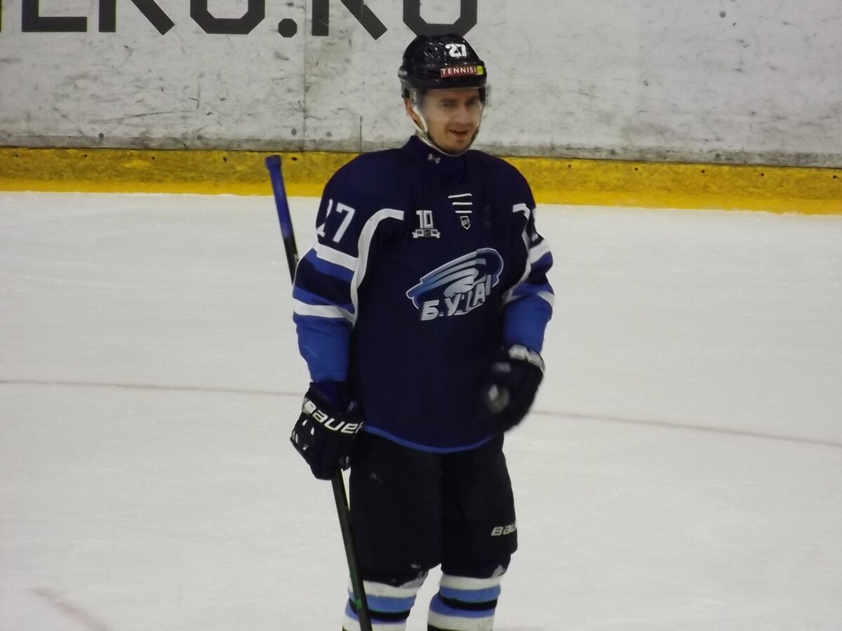 Егор Алешин в свитере воронежского "Бурана"