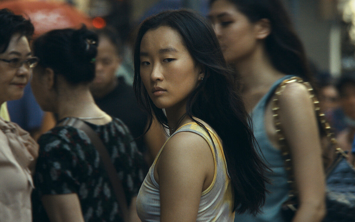 На Amazon Prime Video вышли два первых эпизода драматического сериала «Экспаты». Все шесть серий проекта сняла Лулу Ван, постановщица сандэнсовского хита «Прощание».-3