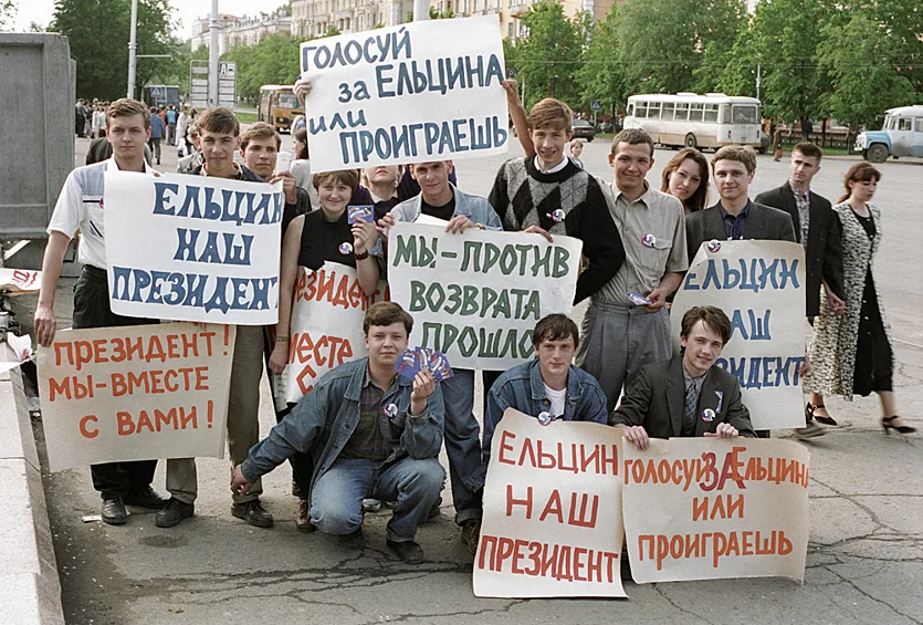 Подзабыли, как 31.12.1999 года, даже после того как боря ушел в отставку всем уже было наплевать на страну, на все - лишь бы выжить. Практически никто не верил что страну можно спасти от полного уничтожения.     В фильме выше показано.                           