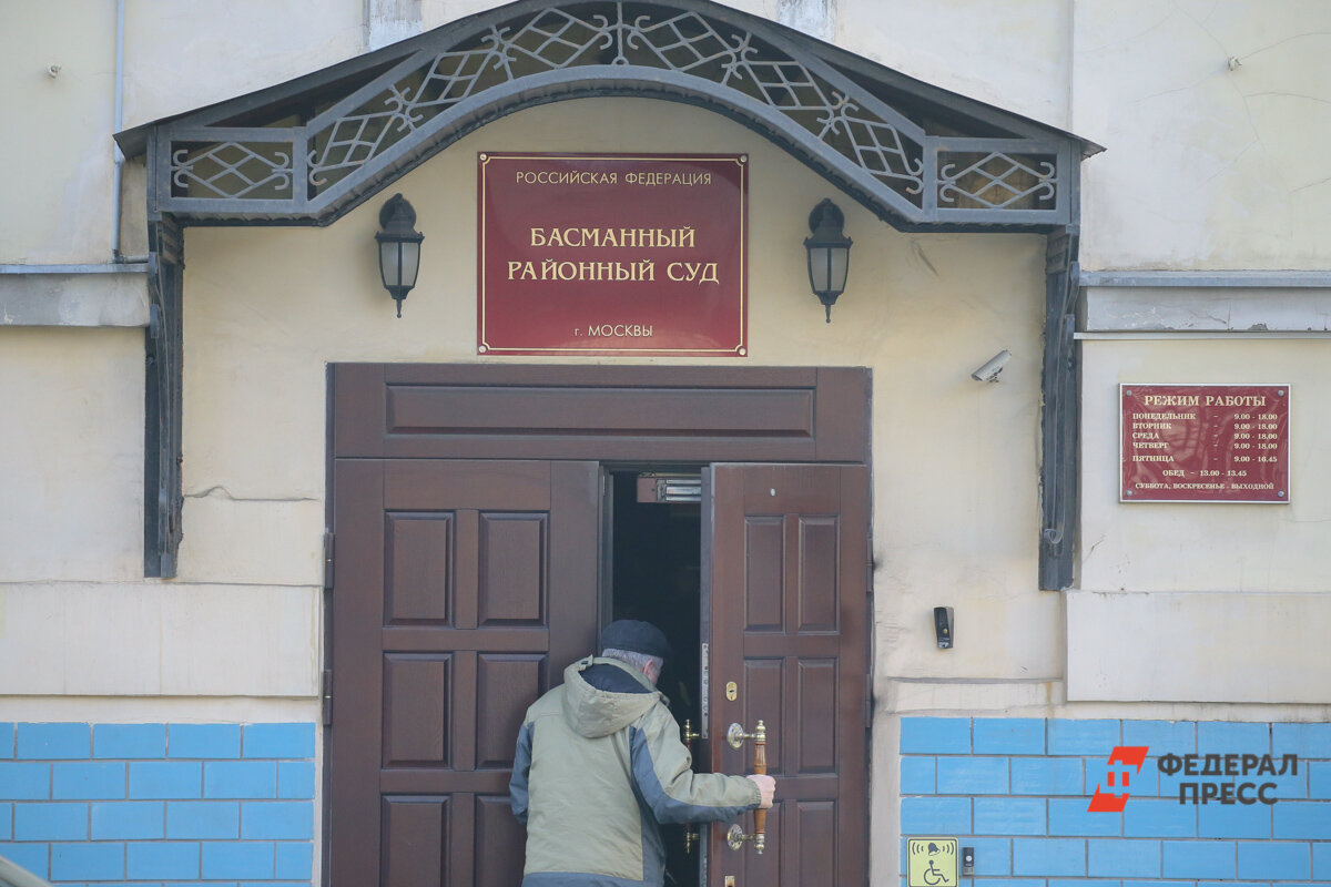 Акунин* обвиняется в оправдании терроризма и в распространении фейков об армии РФ.  Фото: Виктор Вытольский