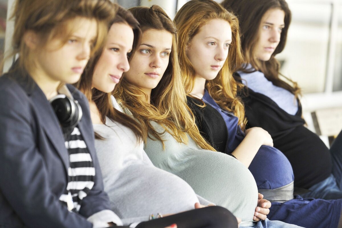 Молоденькая студентка. Луиз Гринбер 17 девушек. Девушки подростки. Ранняя беременность.