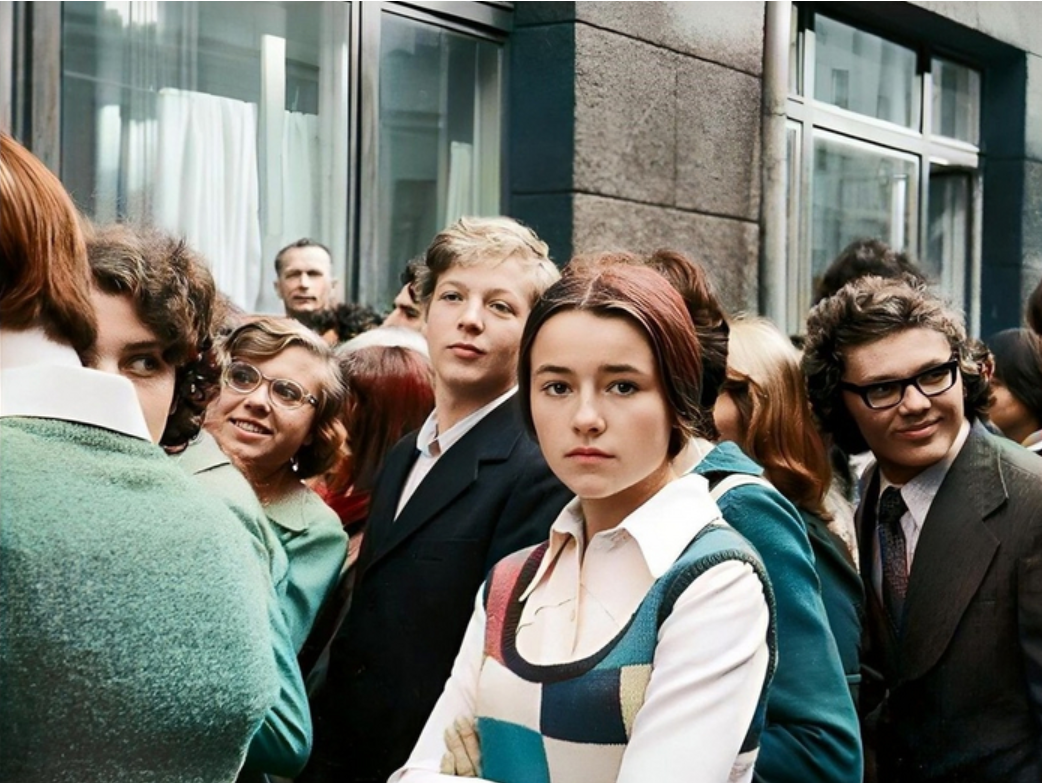 Если я останусь фильм 2014. Парень и девушка в кафе. Девушка не знает что ее. Разочарованная девушка. Девушка не знает что ее.