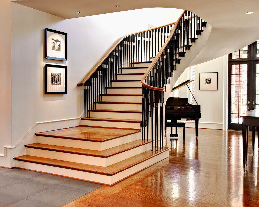 При строительстве или ремонте дома важным элементом является лестница. Она играет значимую роль в дизайне интерьера и обеспечивает комфортное перемещение между этажами.