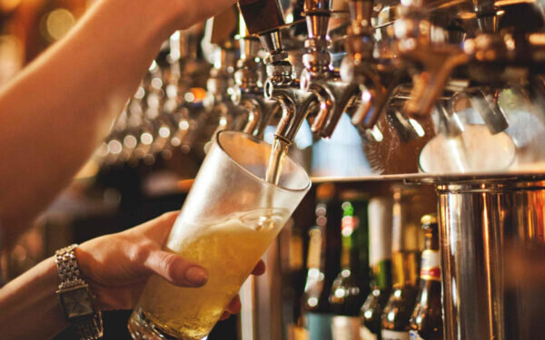 В Петербурге более 3 тысяч баров и пивных магазинов формата «у дома», большинство из которых находятся в жилых домах