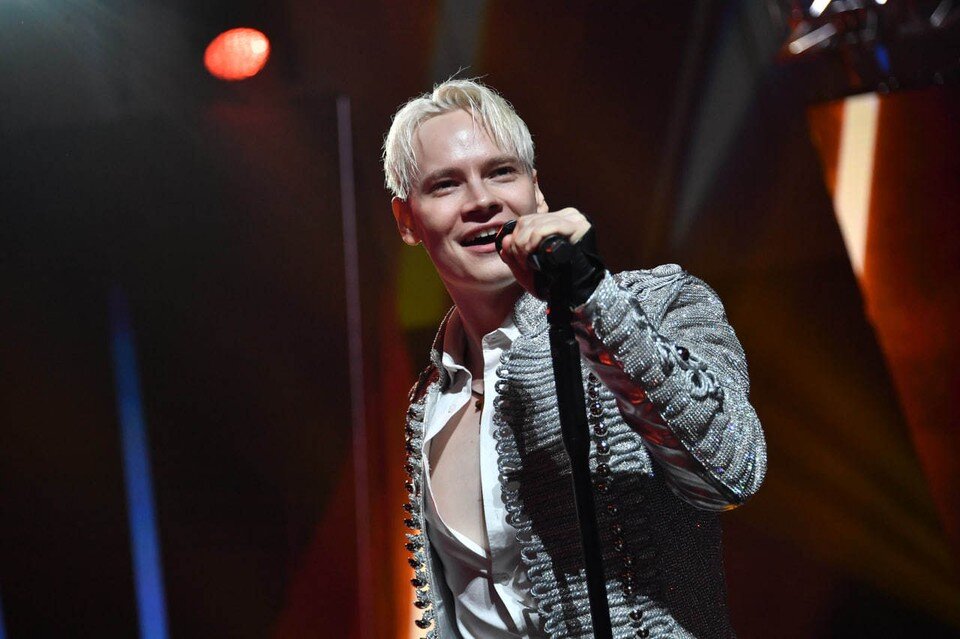 Девушки поют песню шамана. Otyken азян вокалистка. Девушки поют песню шамана. Фотосессия с бубном. Молодая шаманка с бубном.