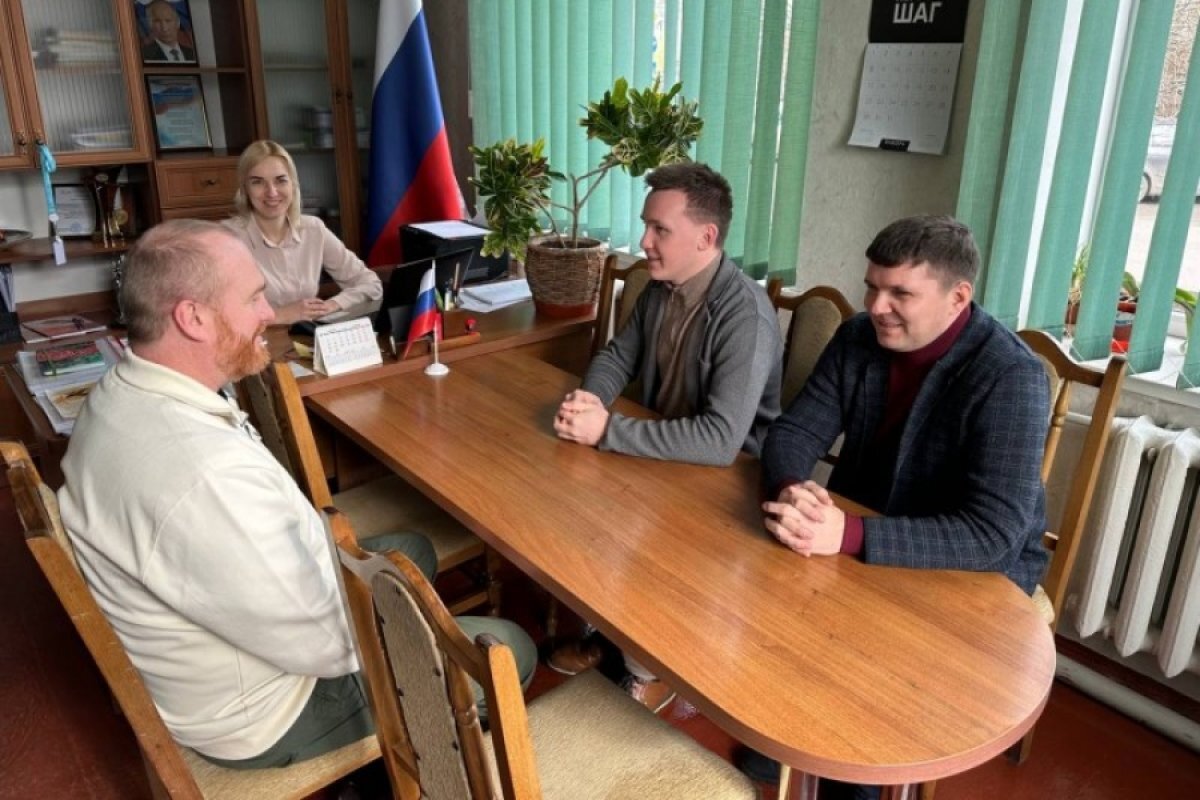 Директор фермы. Рабочий коллектив. Хромов андрей викторович. Директор нескольких предприятиях. Директор нескольких предприятиях.