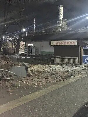 Ты ругаешься матом. Человек матерится. Вредная зато глаза красивые. А за окном ругается матом ветер. Ругается матом взглядом.