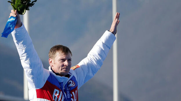    24 февраля 2014 года. Александр Зубков празднует победу в соревнованиях четверок на Олимпийских играх в Сочи. Reuters