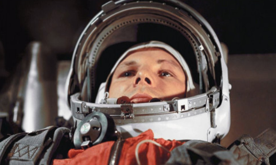 Юрий Гагарин - лётчик-космонавт СССР, Герой Советского Союза.