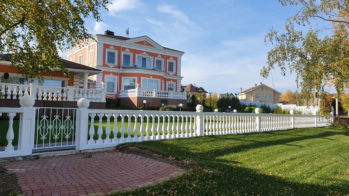 Результат работ нашей мастерской по изготовлению и монтажу балясин из бетона и фасадного декора