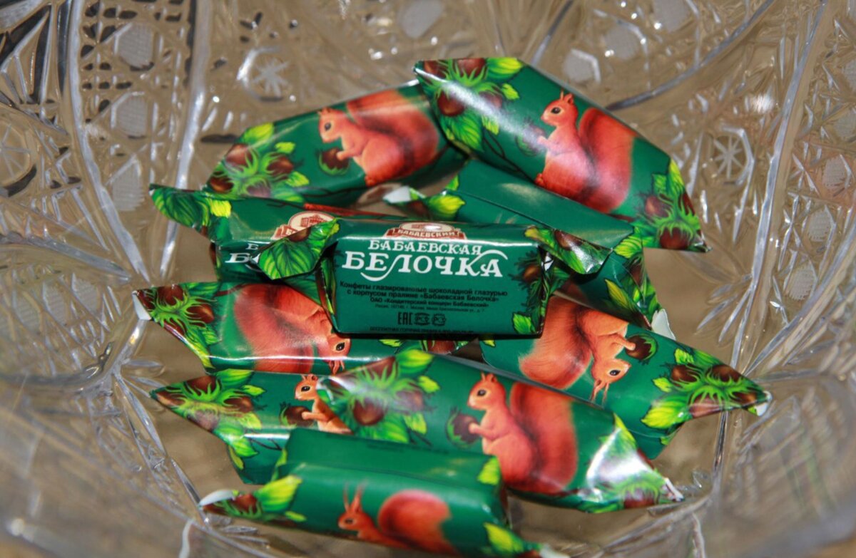 карамельная женщина картинка. яблоко конфетка. полосатая карамель. леденцы с фруктами. девушка с леденцом в очках.