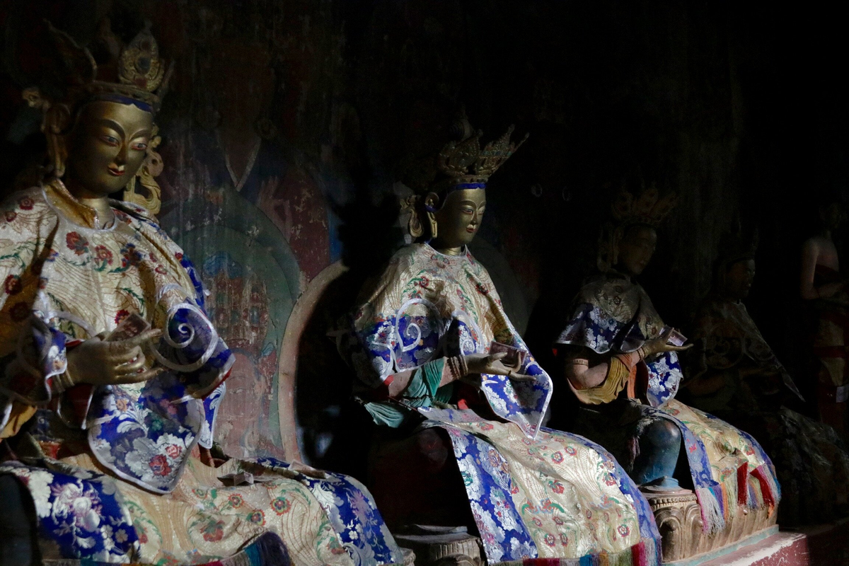  Далёкий, таинственный, мистический Тибет издавна настойчиво влечёт к себе искателей истины, мистиков, пилигримов и просто людей, интересующихся Востоком.