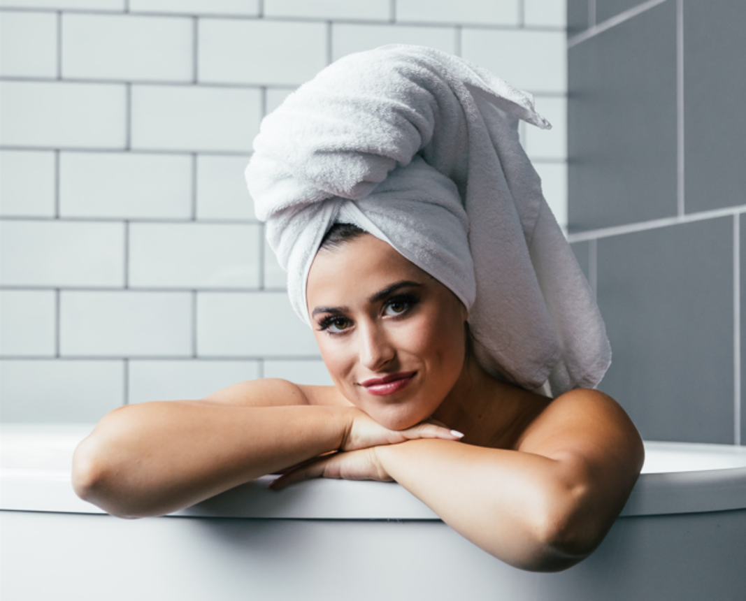 Мокрые волосы создают под полотенцем эффект бани.  Фото: unsplash.com