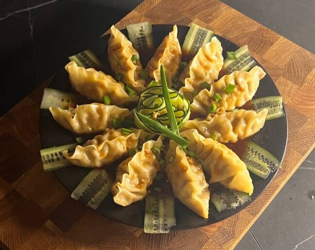 Вариант подачи дамплингов Bibigo с огурцом и сельским соусом
