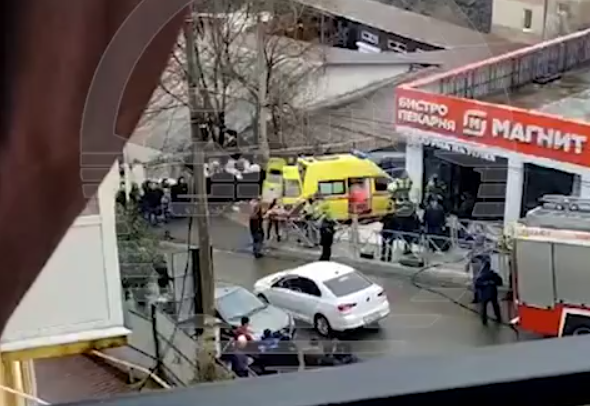 Сейчас, после взрыва, вместо входа и окошка приема и выдачи покупки - чёрные проёмы. 
Скрин видео очевидца. 